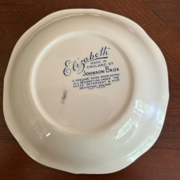 Vintage Elizabeth by Johnson Brothers Round Serving Bowl, blue and white, table - Picture 4 of 9